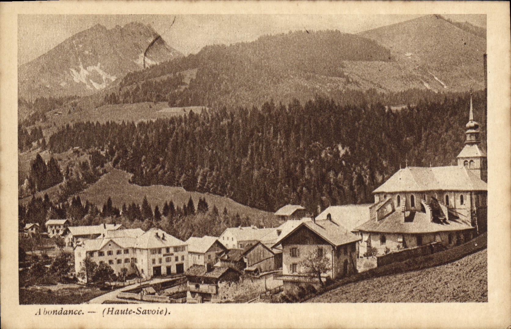 Abondance — (Haute-Savoie) — Ansicht des Dorfes mit Kirche und Bergen - Vorderseite