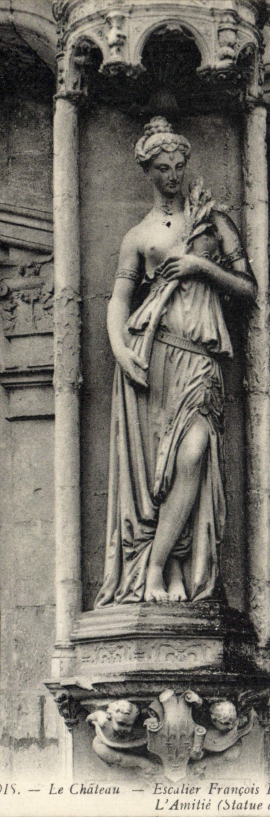 Le Château — Escalier François — L'Amitié (Statue de François L'Amitié)