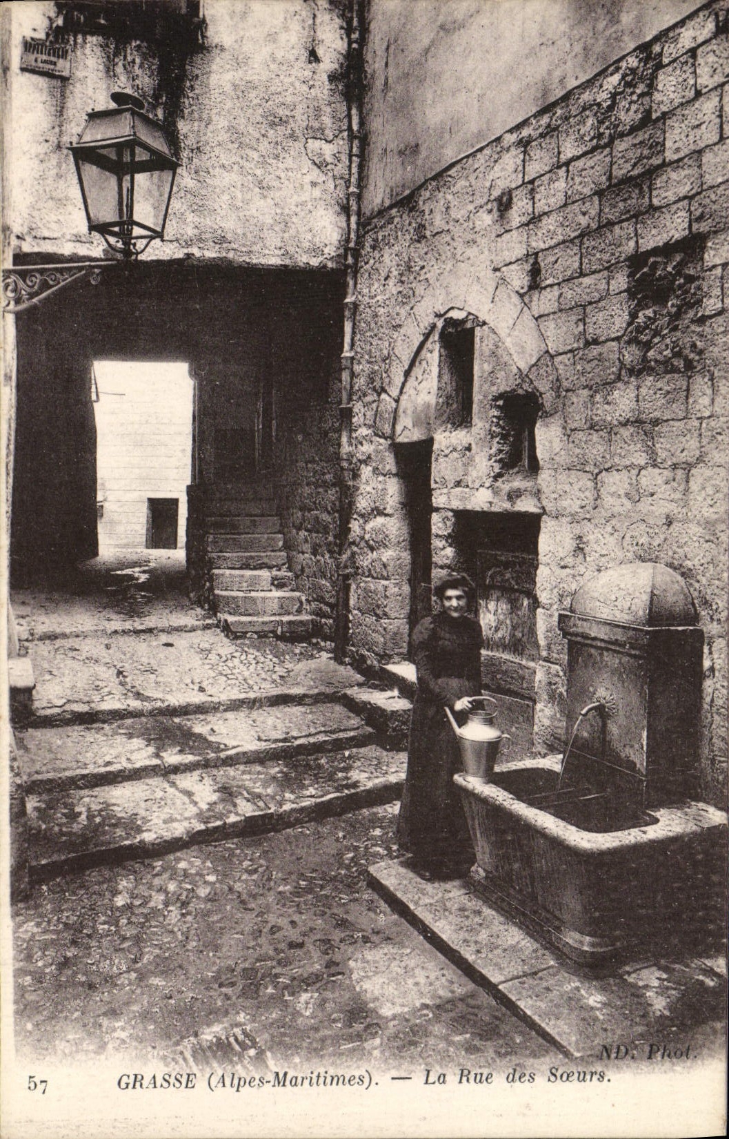 CPA Grasse La Rue Des Soeurs Femme