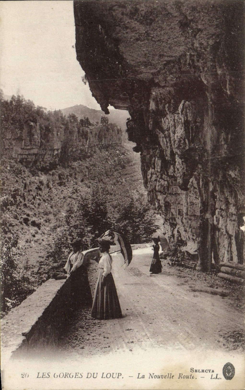 CPA Les Gorges Du Loup La Nouvelle Route Femmes Ombrelle