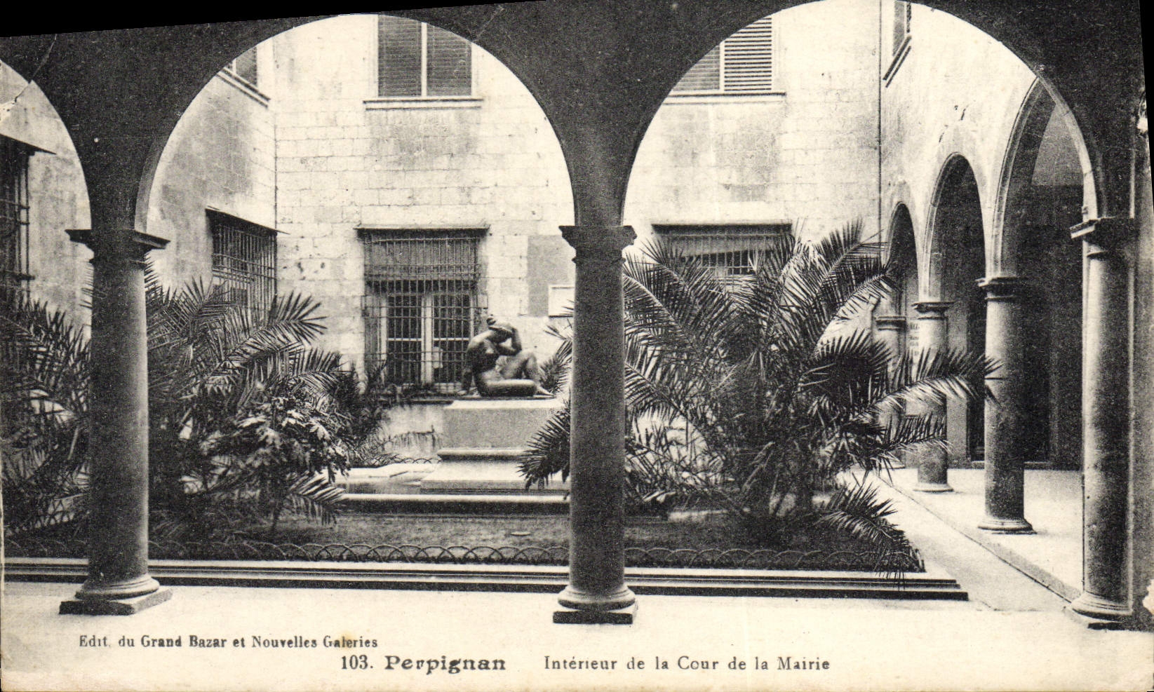 CPA Perpignan Interieur De La Cour De La Mairie Maillol