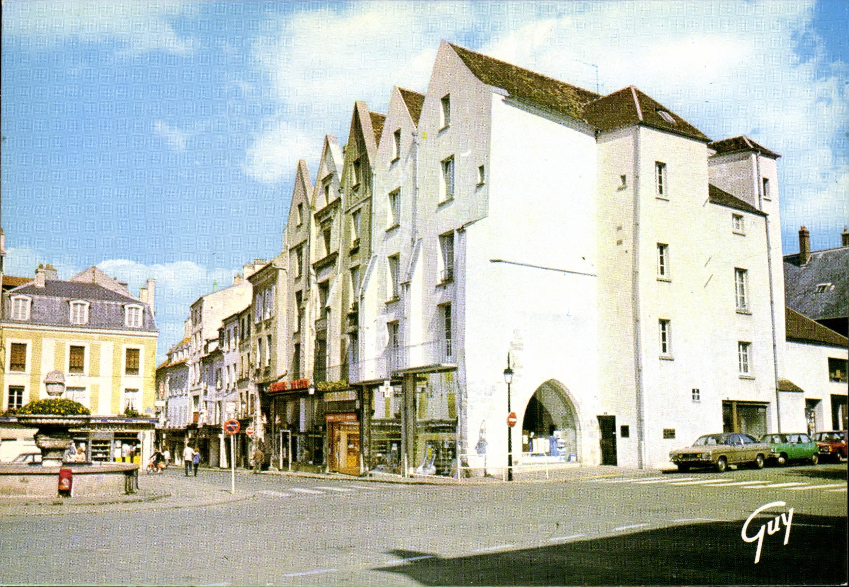 Lagny-sur-Marne — place de la Fontaine et ses maisons à pignons — Éditions GUY