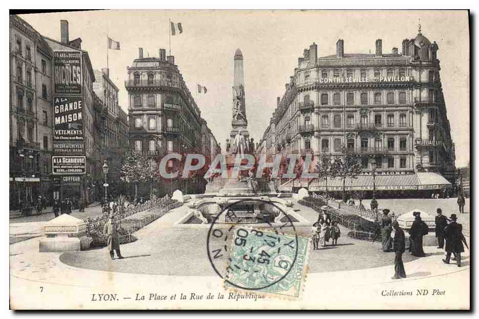 CPA Lyon La Place et la rue de la Republique