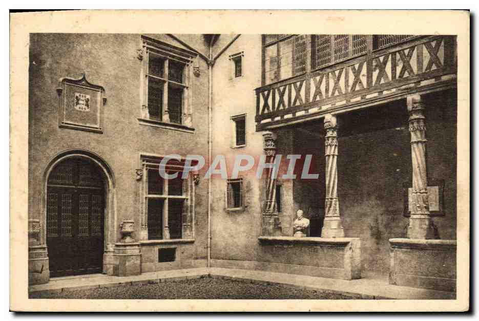 CPA Poitiers Hotel Fume Faculte des Lettres Interieur de la cour La galerie 
