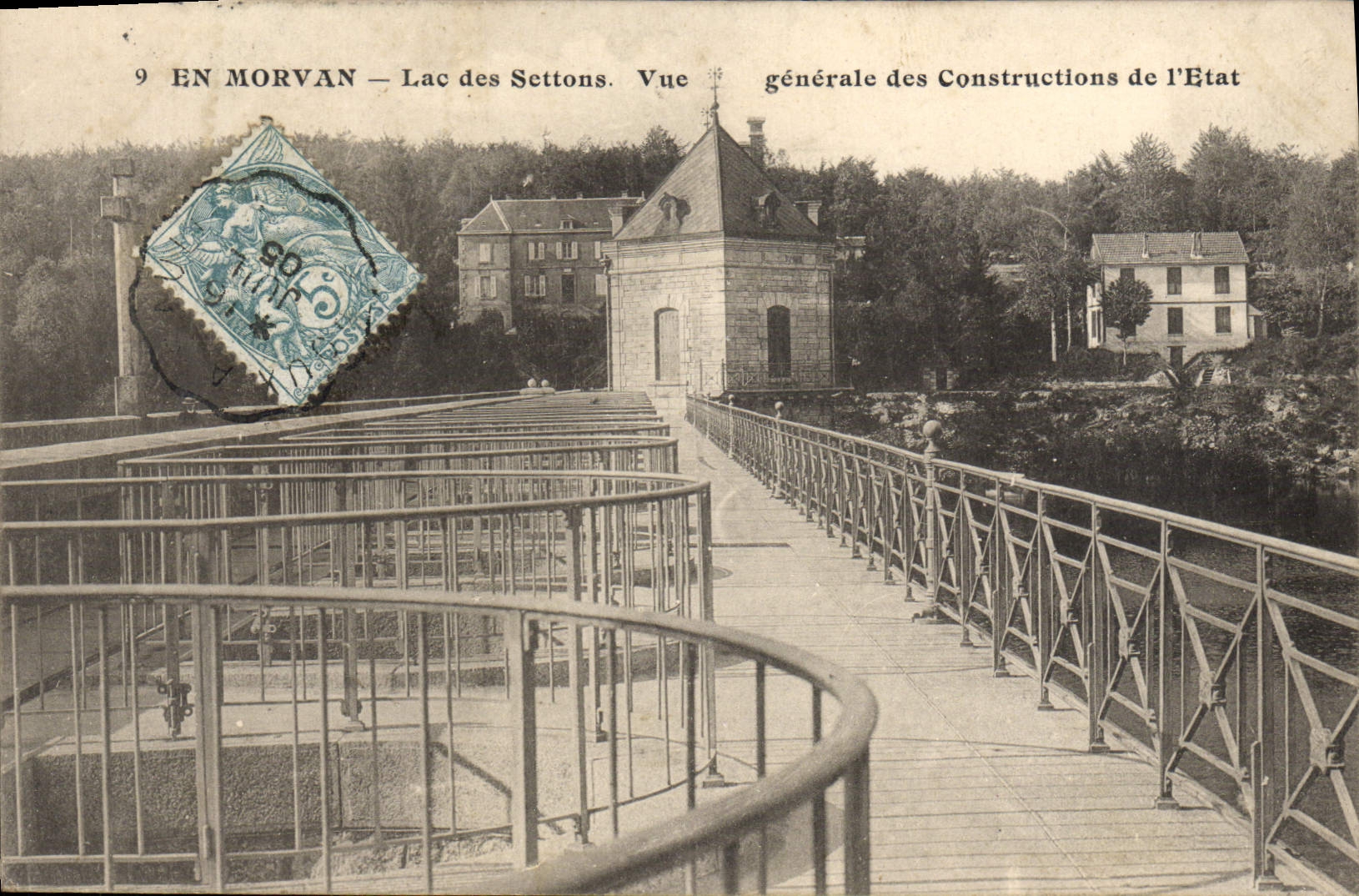 CPA En Morvan Lac des Settons Vue Generale des constructions de l'Etat
