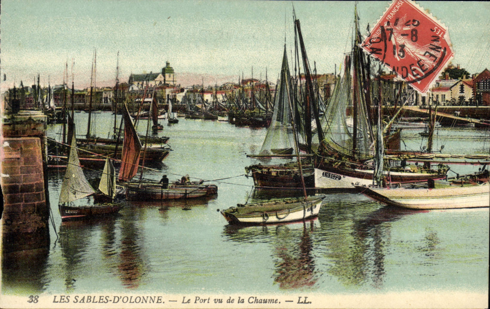 CPA Les Sables D'Olonne Le Port Vu de la Chaume Bateaux