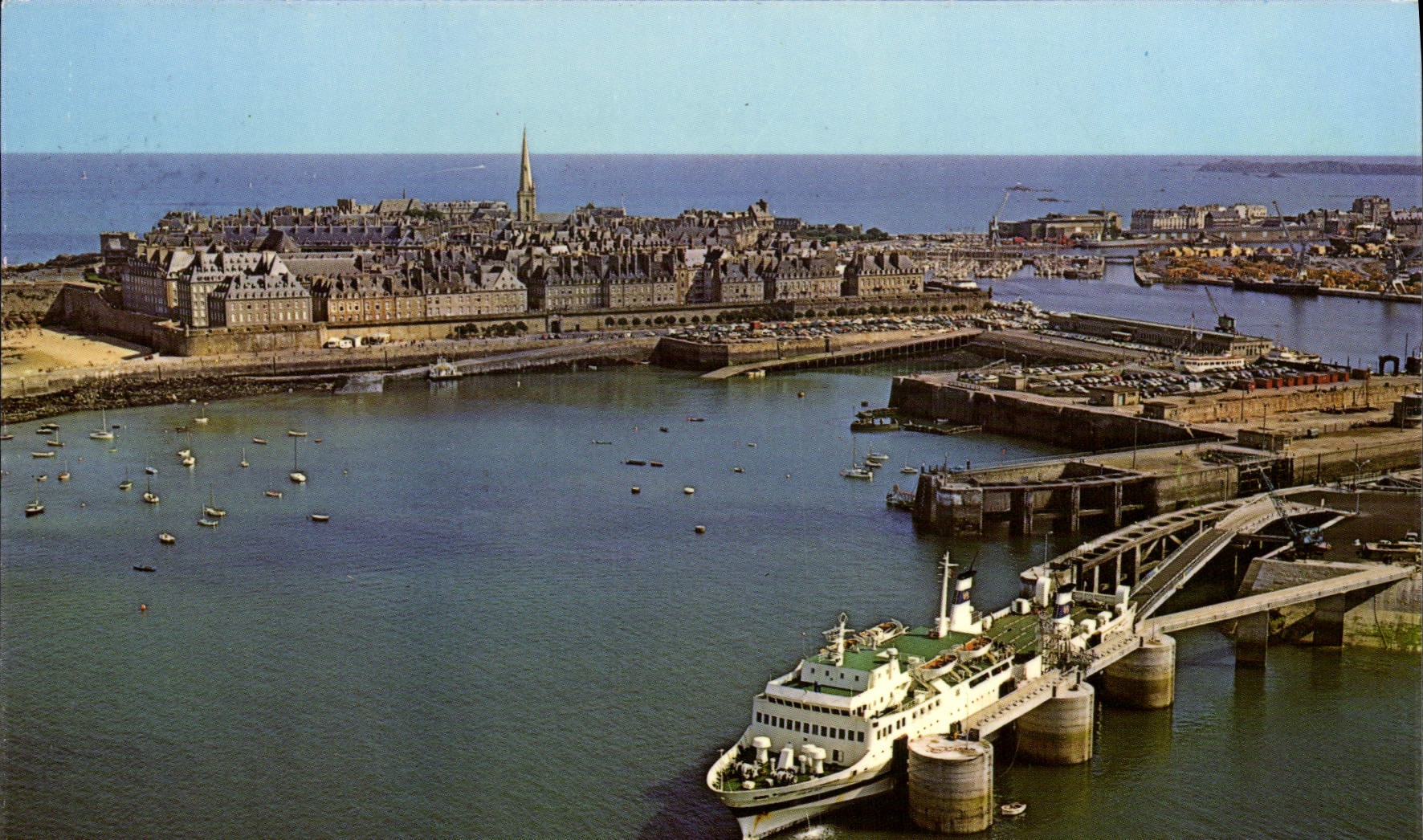 Saint-Malo (Ille-et-Vilaine) — vue du port et de la cité — Éditions Artaud & Cie