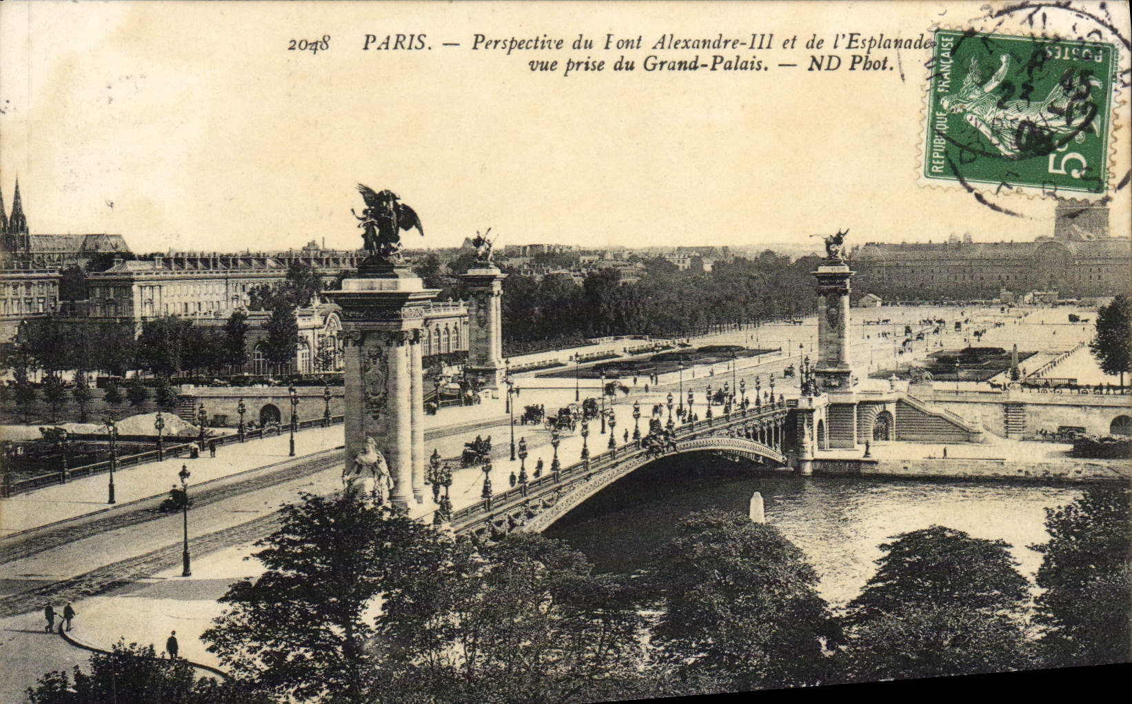 CPA Paris Perspective du Pont Alexandre III et de l'esplanade vue prise du Grand Palais