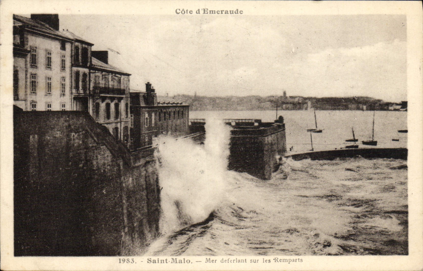 Saint-Malo — Mer déferlant sur les Remparts — Côte d’Émeraude