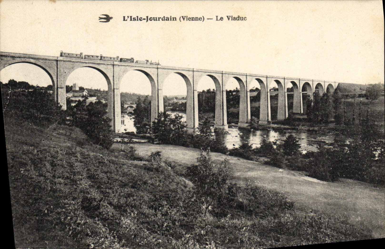 CPA L'Isle Jourdain Le Viaduc Train