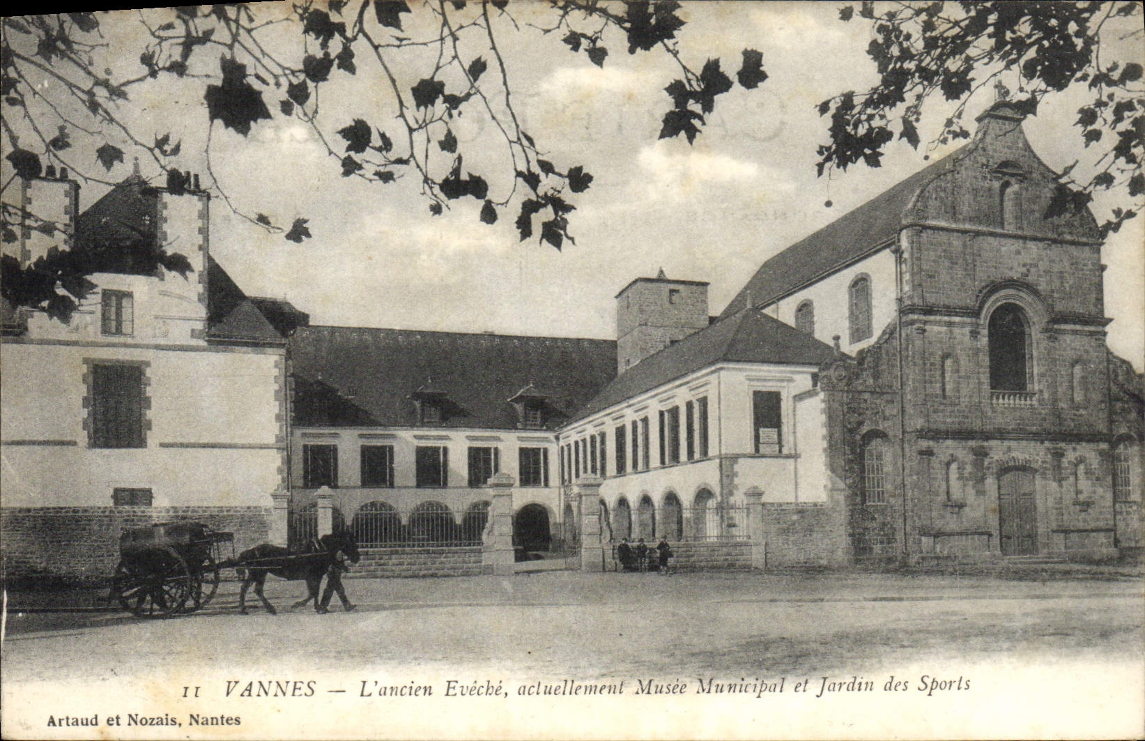 VANNES — L'ancien Evêché, actuellement Musée Municipal et Jardin des Sports — Artaud et Nozais, Nantes