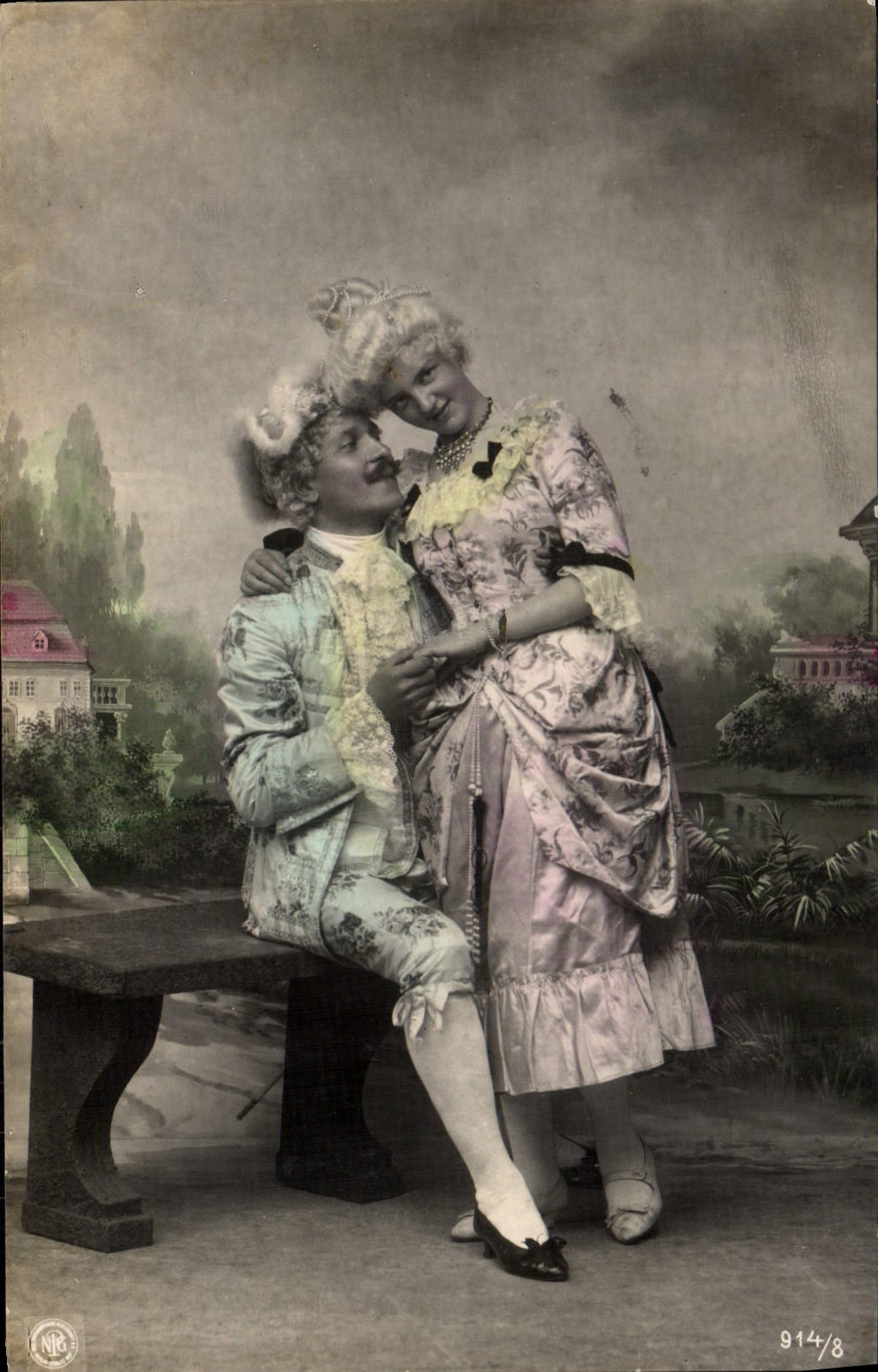Couple en costume d'époque — scène de jardin — NR 914/8