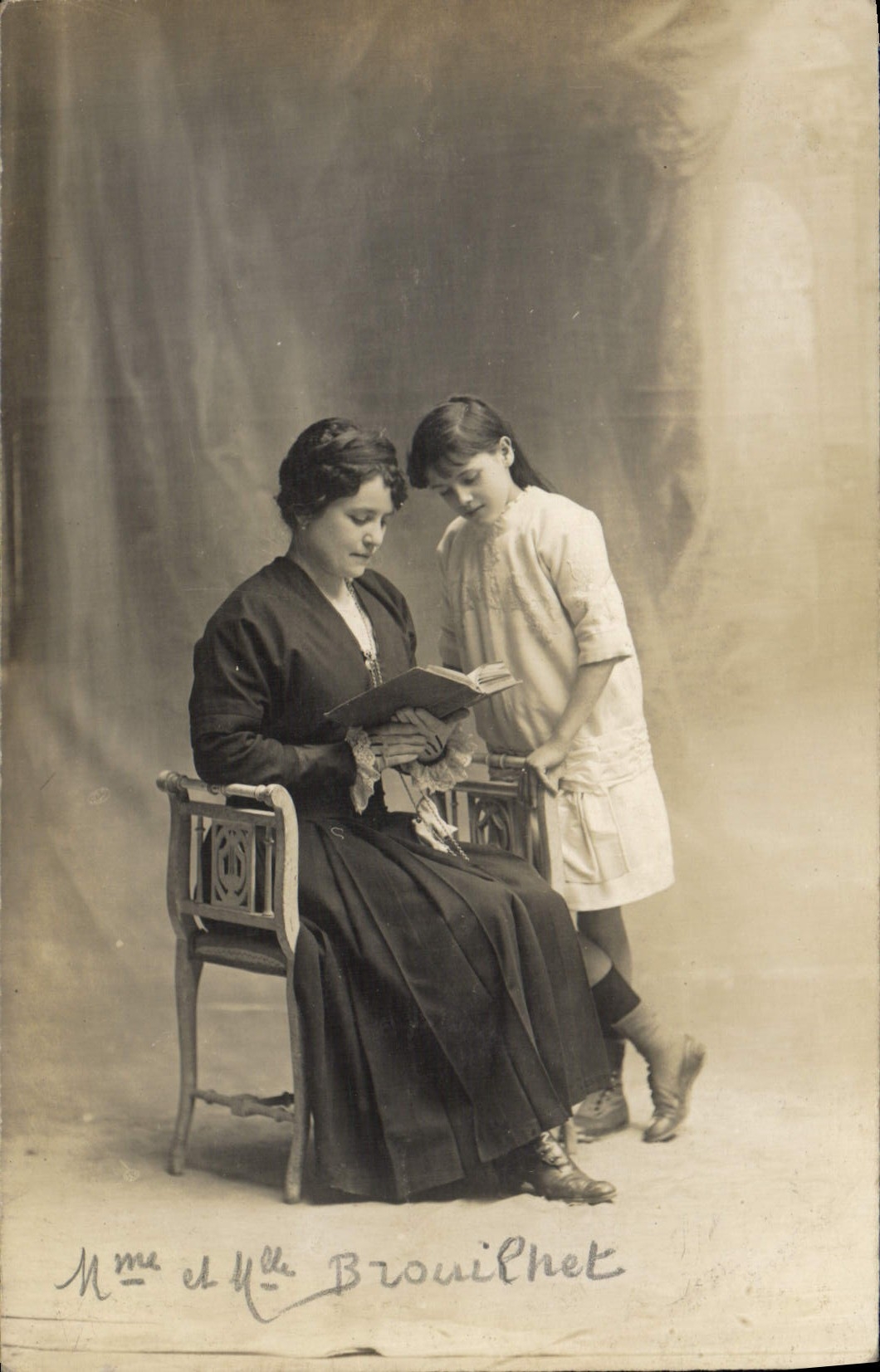 Mme et Mlle Brouilhet — Sujet : femme lisant à une jeune fille — éditeur B. Guilleminot, Bespflug et Cie, Paris - Recto