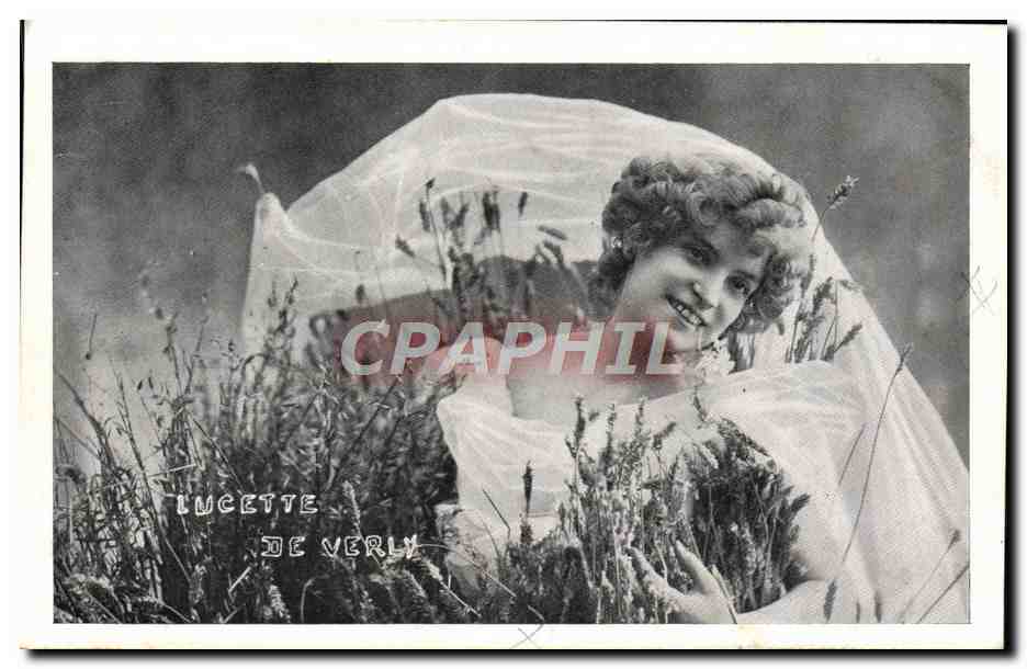 Lucette de Verly — jeune femme en robe de mariée et voile dans un champ — carte postale