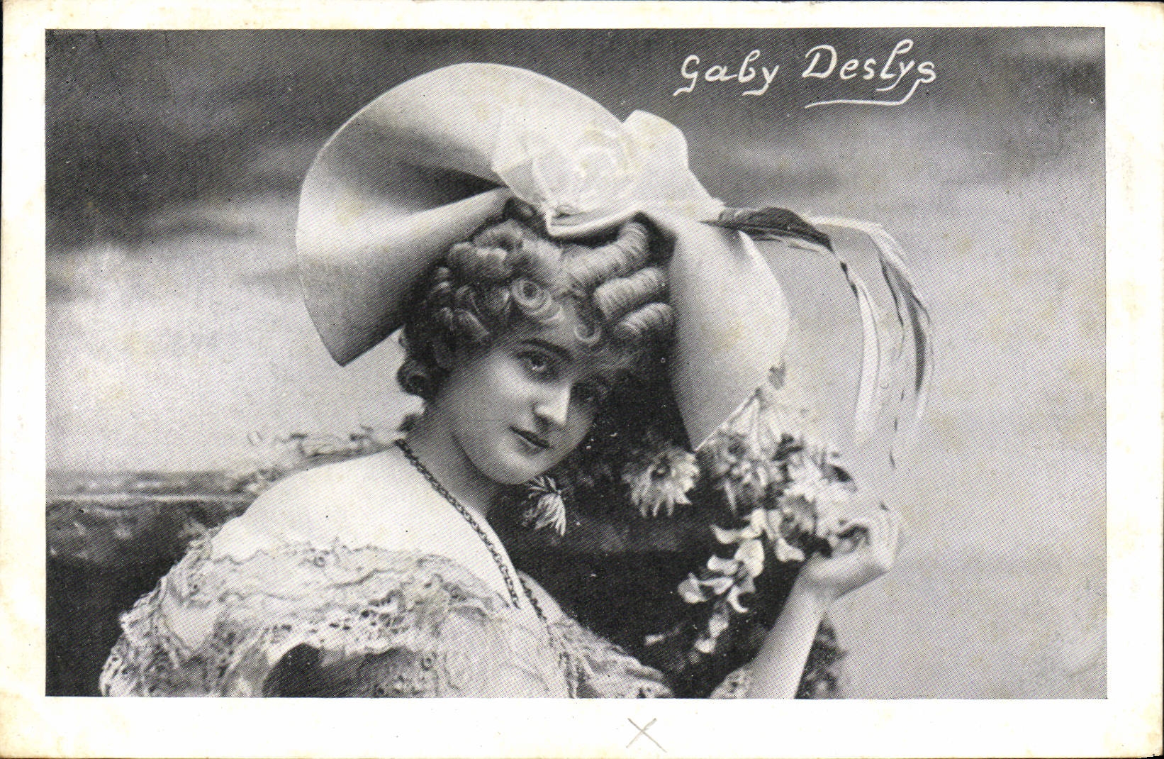 Gaby Deslys — Portrait en costume d'époque — CPAPHIL