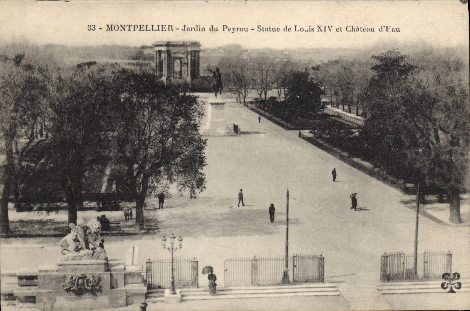 Montpellier - Jardin du Peyrou - Statue de Louis XIV et Château d'Eau