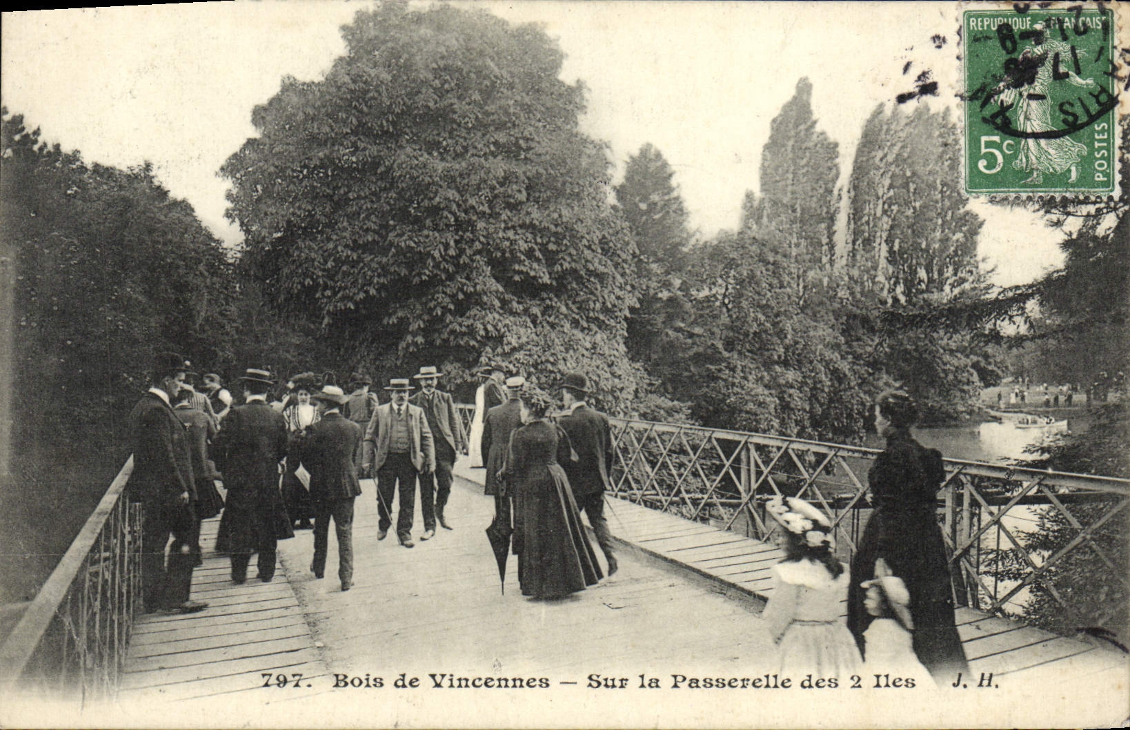 CPA Bois de Vincennes Sur la Passerelle des 2 Iles