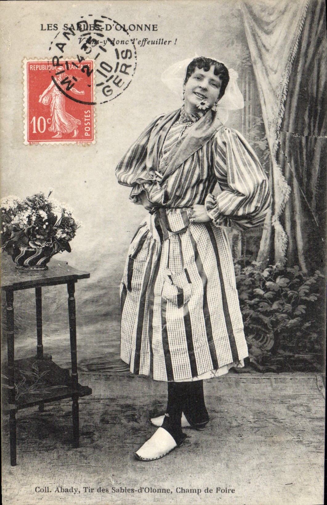 Sables-d'Olonne — Femme en costume de foire — Coll. Abady, Tir des Sables-d'Olonne, Champ de Foire