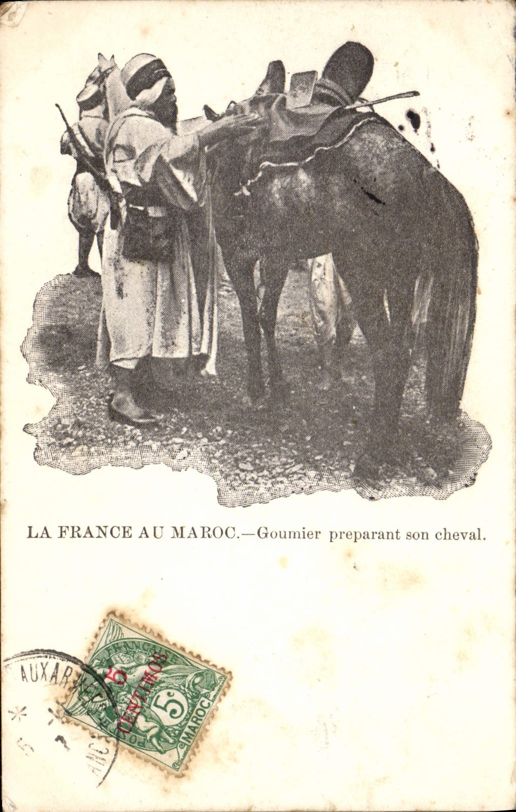 Goumier préparant son cheval — La France au Maroc — éditions de la Banque de l'Étranger