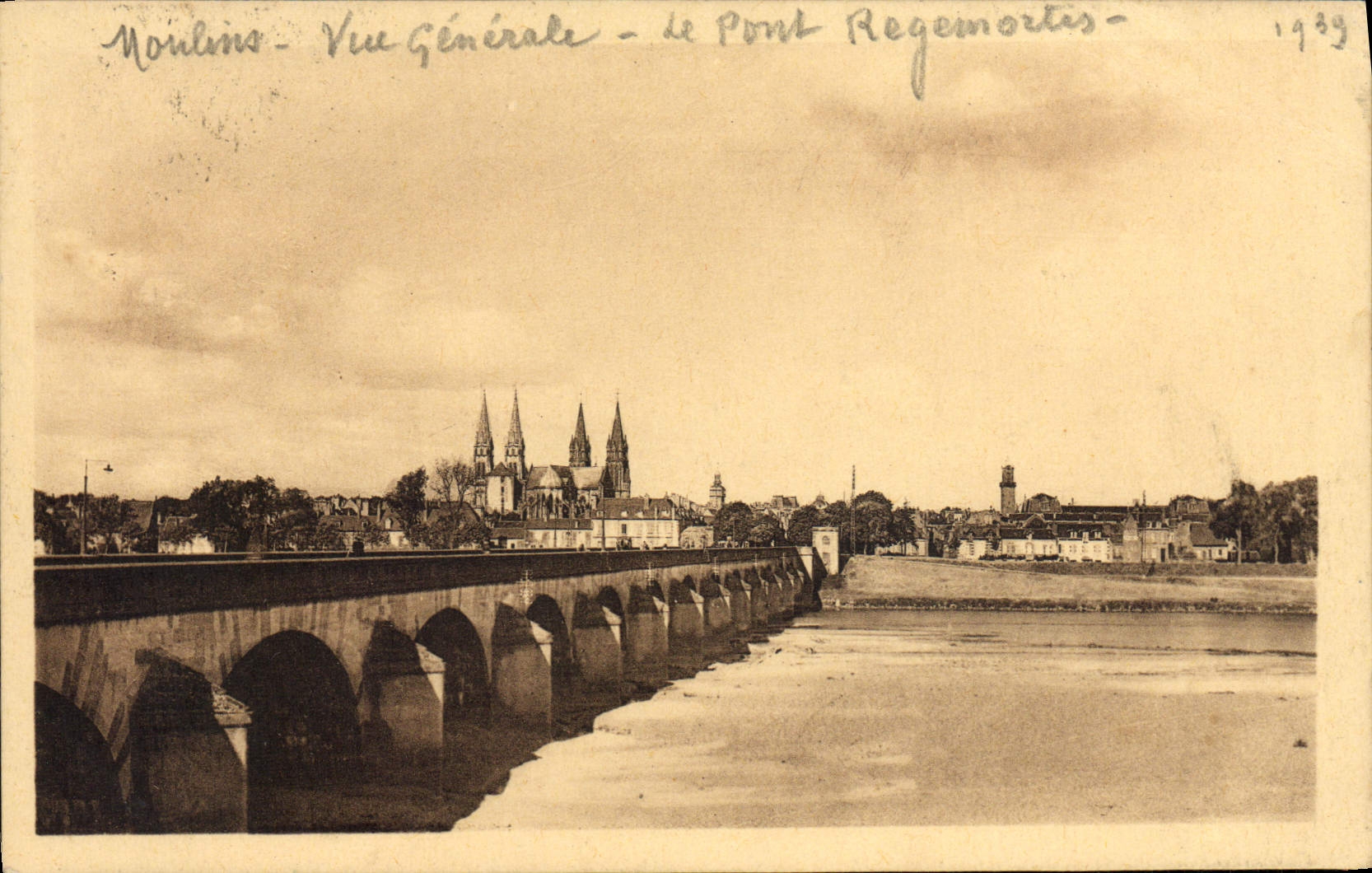 CPA Moulins Vue generale Le pont Regemortis