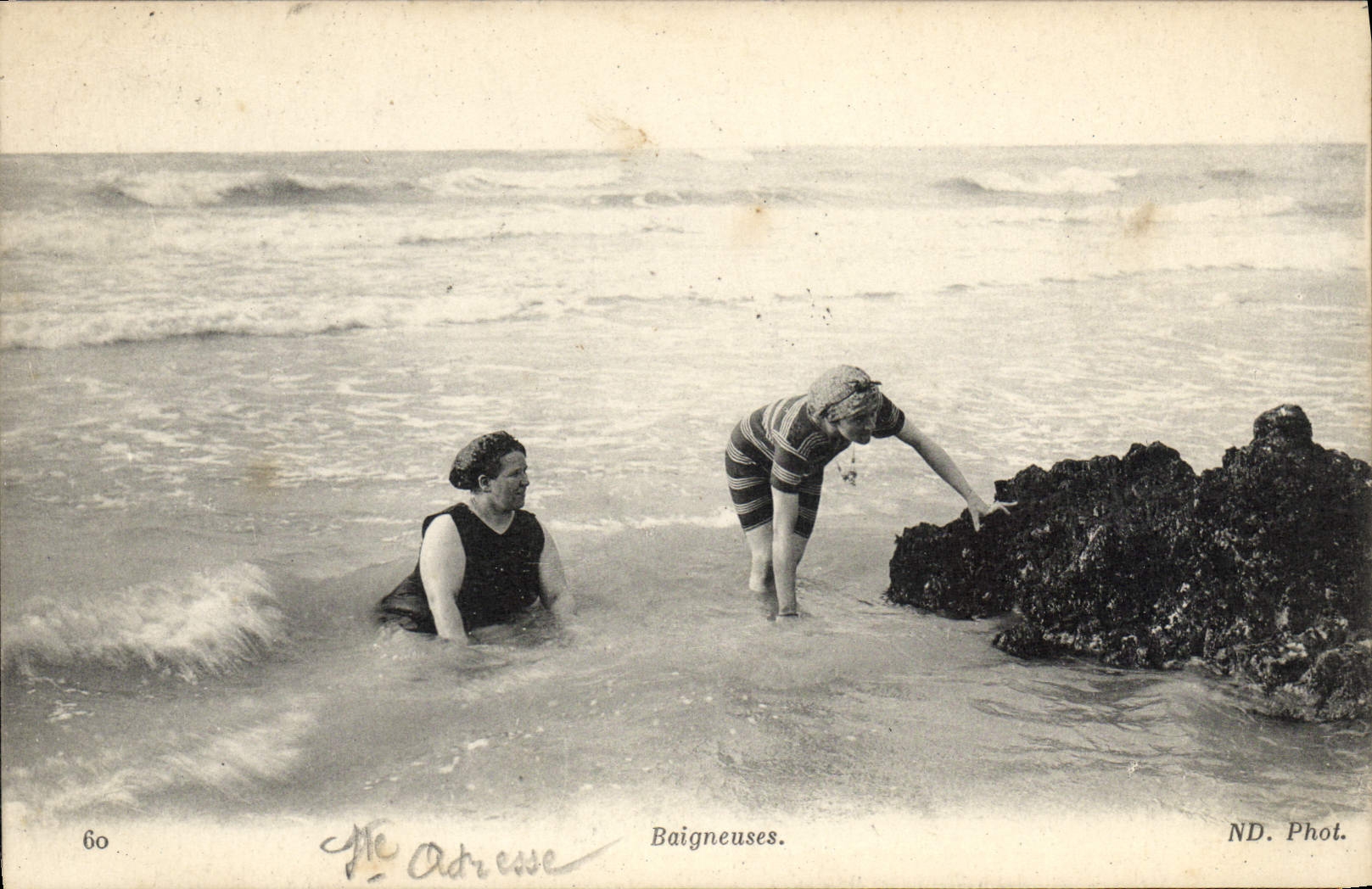 Baigneuses — Deux femmes dans la mer — ND. Phot.