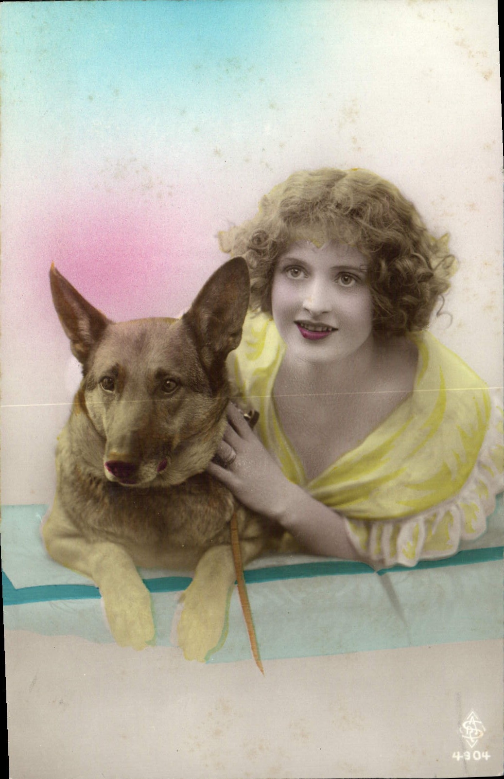 Jeune femme et chien — portrait colorisé — éditeur S.D. n° 4-304