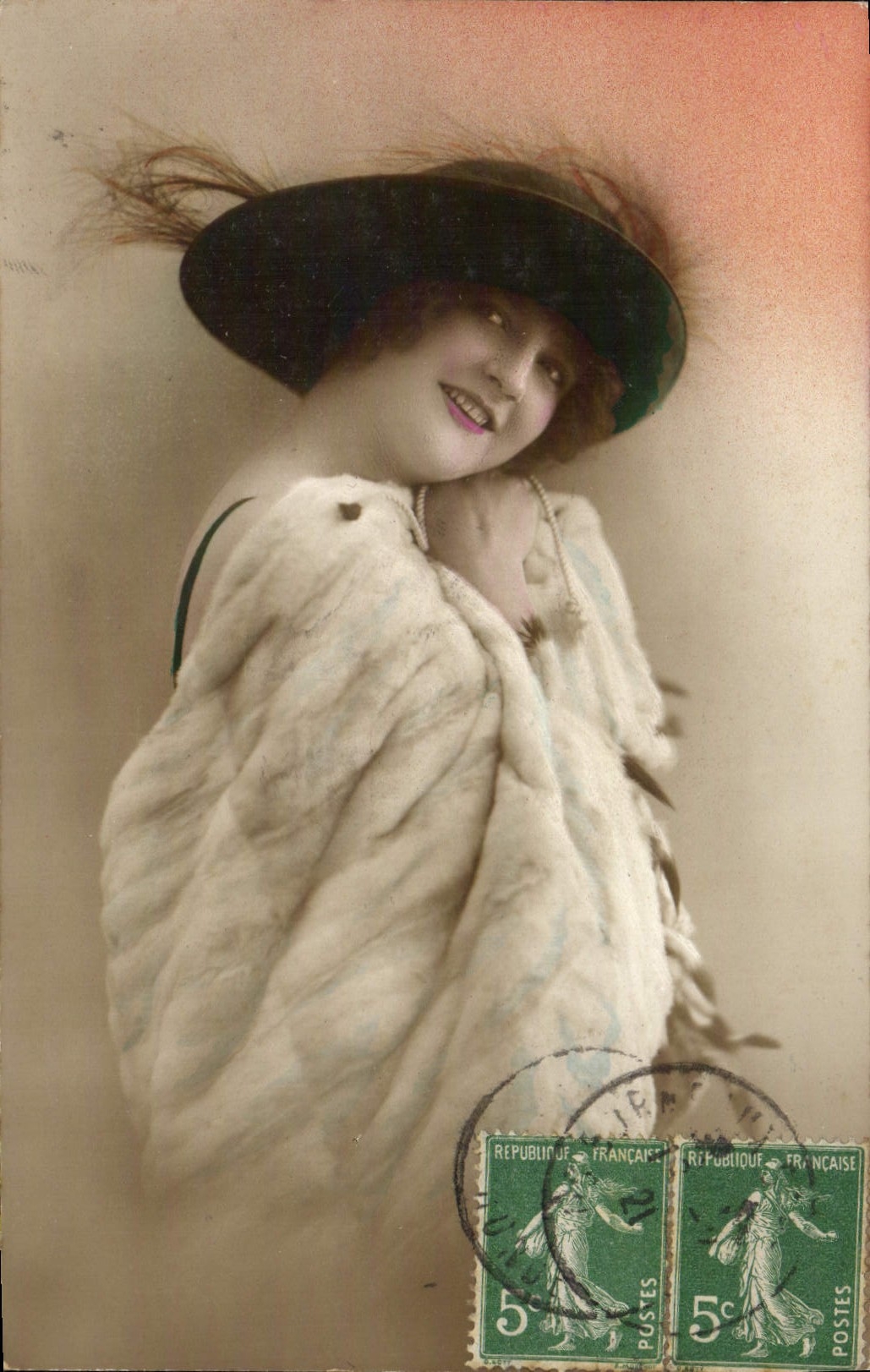 Joven mujer en piel — retrato — editor desconocido
