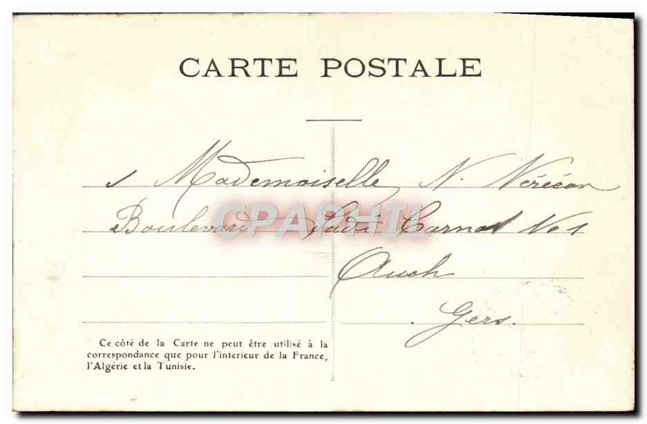 Femme en robe blanche — détails de pose et de décor — éditeur inconnu — Reverso