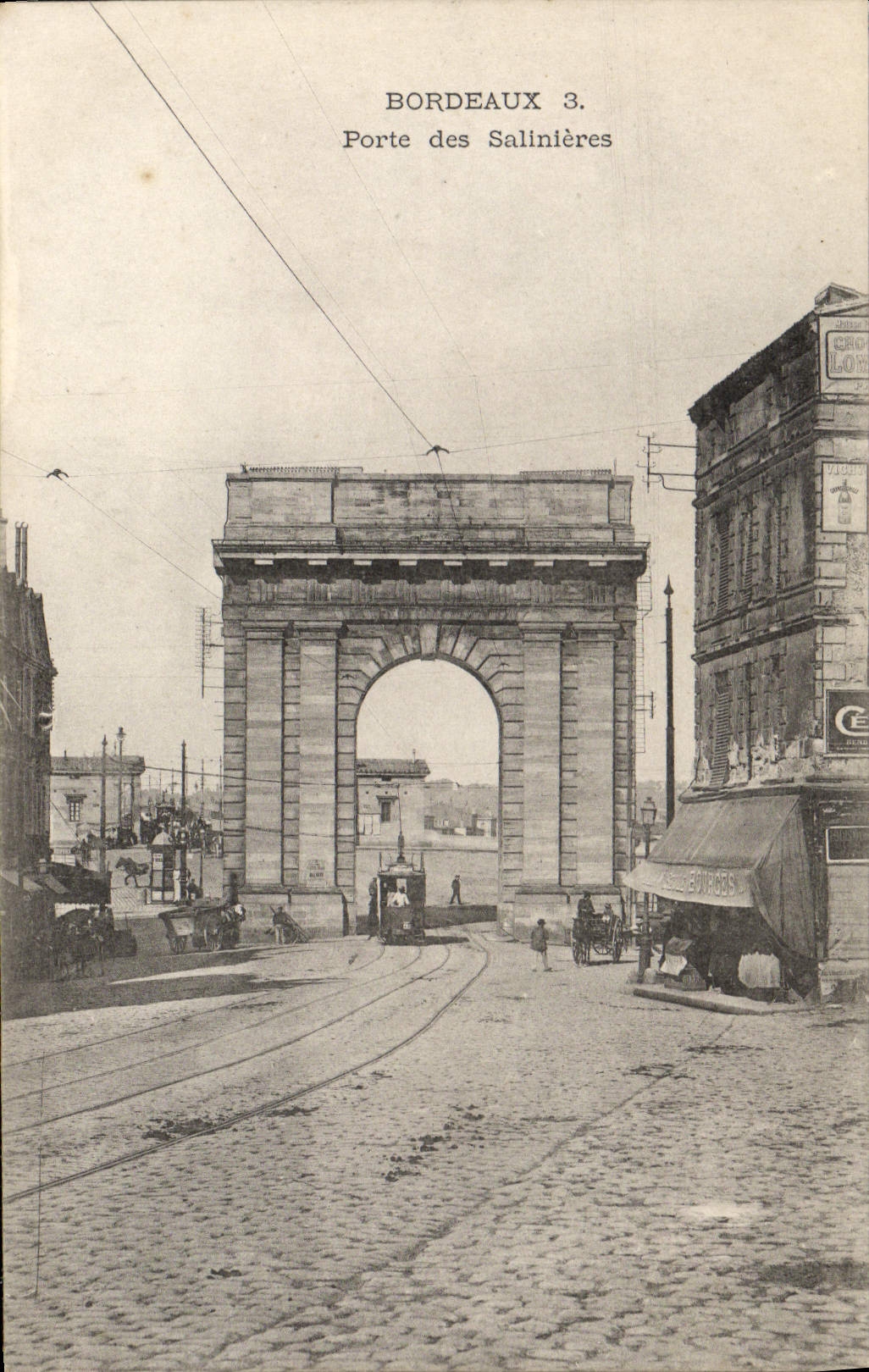 Bordeaux 3. Porte des Salinières — vue de l'arche avec tramway et rue pavée
