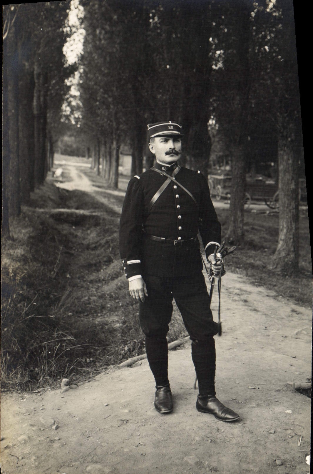 Soldat en uniforme — allée d'arbres — éditeur CPAPHIL, n° de série non visible