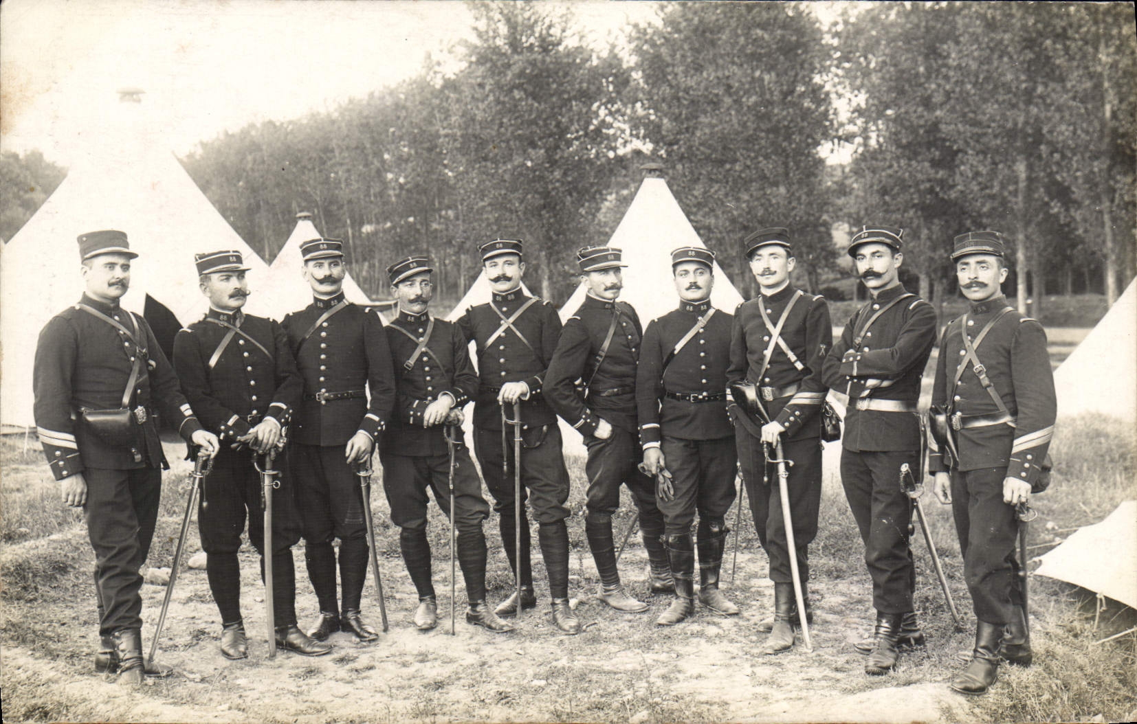 Soldats en tenue de campagne — camp militaire — A. LATEGIER, Toulouse