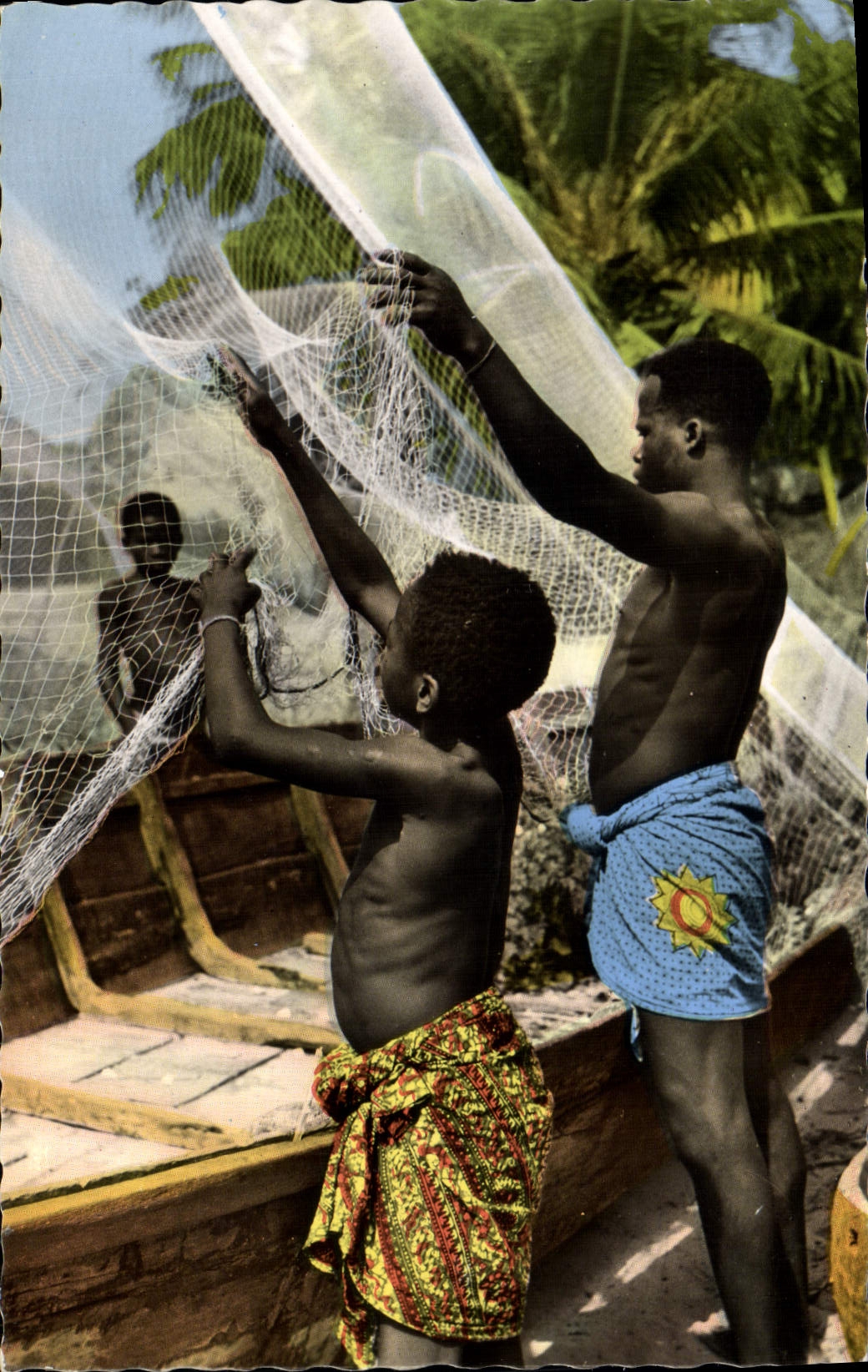 CPM L'Afrique En Couleurs Pecheurs Reparant Leurs filets 