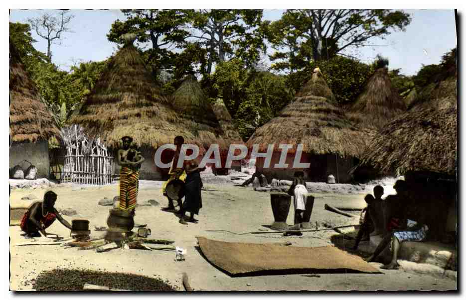 CPM L'Afrique En Couleurs Scene De Vie Au Village