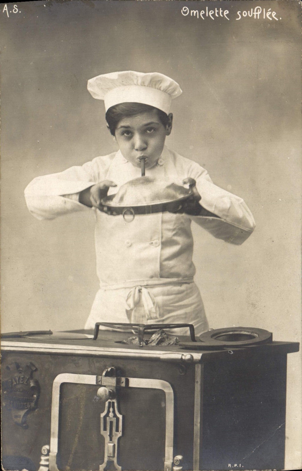 CPA Omelette Soufflee Enfant Chef