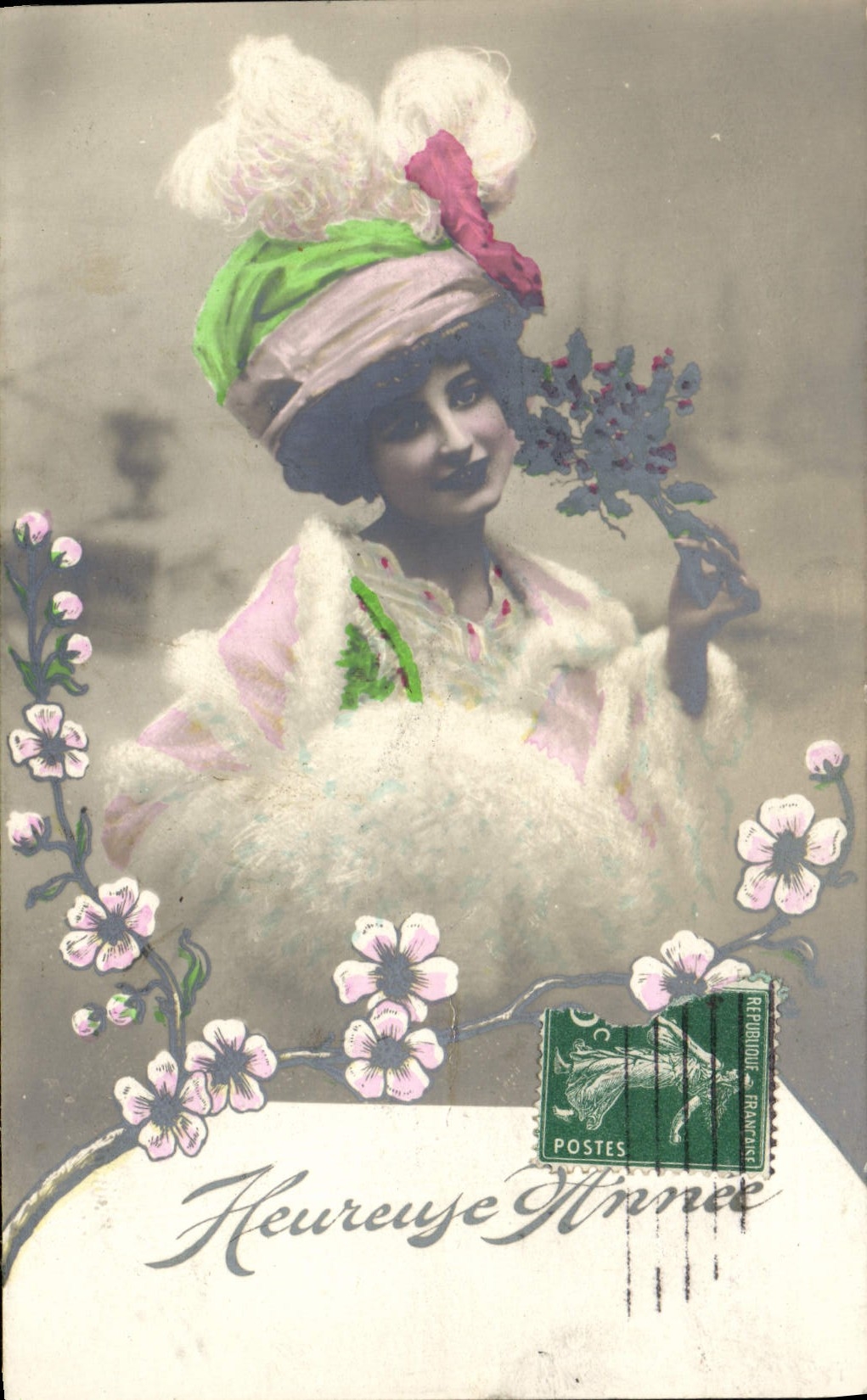 Femme en costume coloré — Heureuse Année — Éditeur non visible, n° de série non lisible