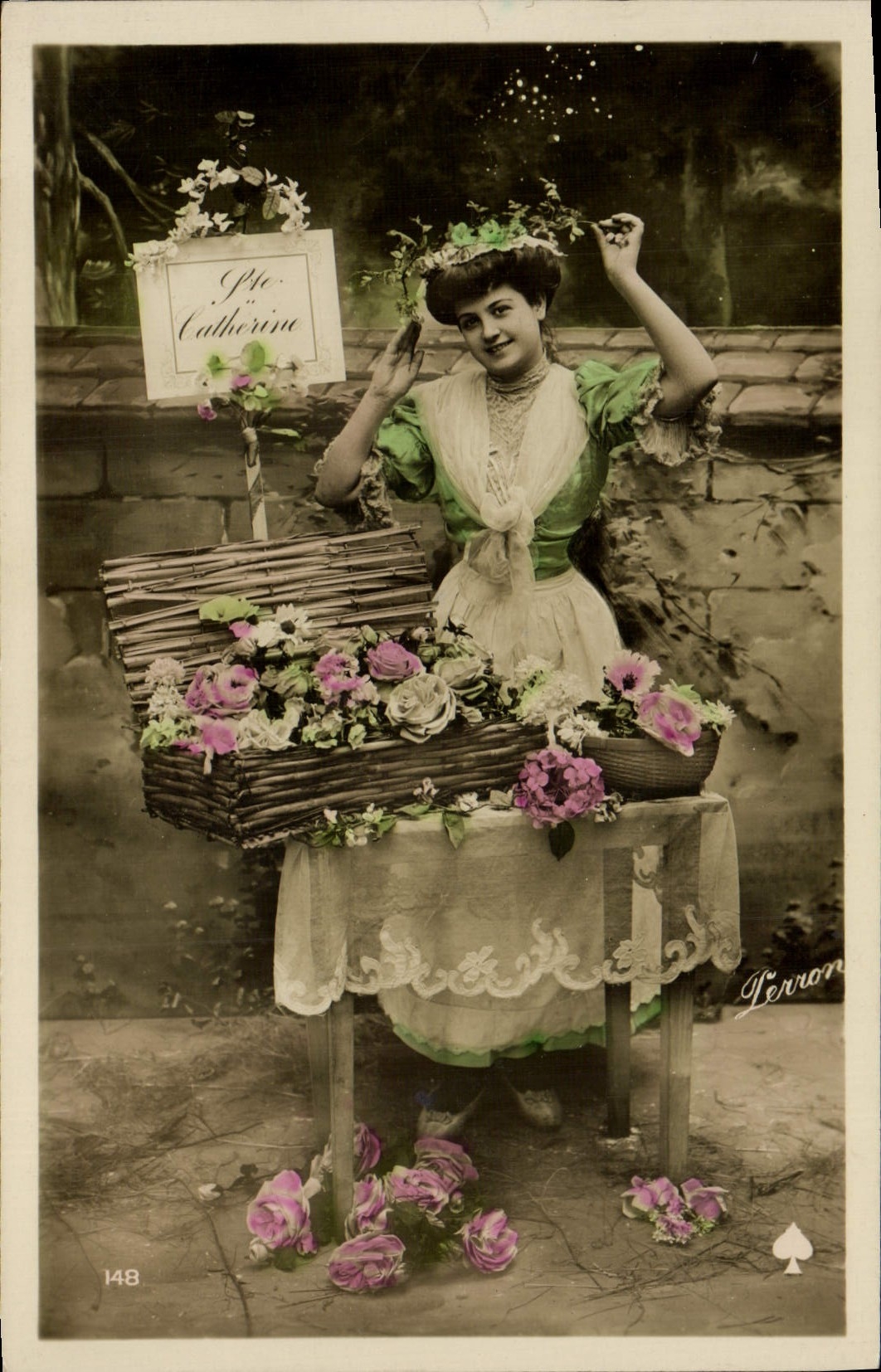 Femme en robe verte vendant des fleurs — Pte Catherine — Perron, n°148