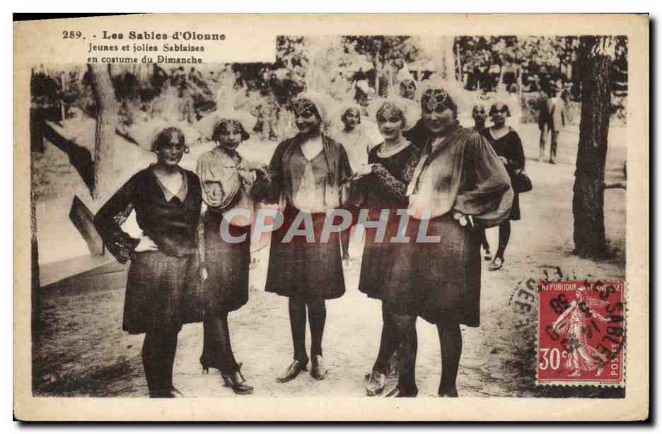 Les Sables-d'Olonne — Jeunes et jolies Sablaises en costume du Dimanche — J. Nozais, éd.