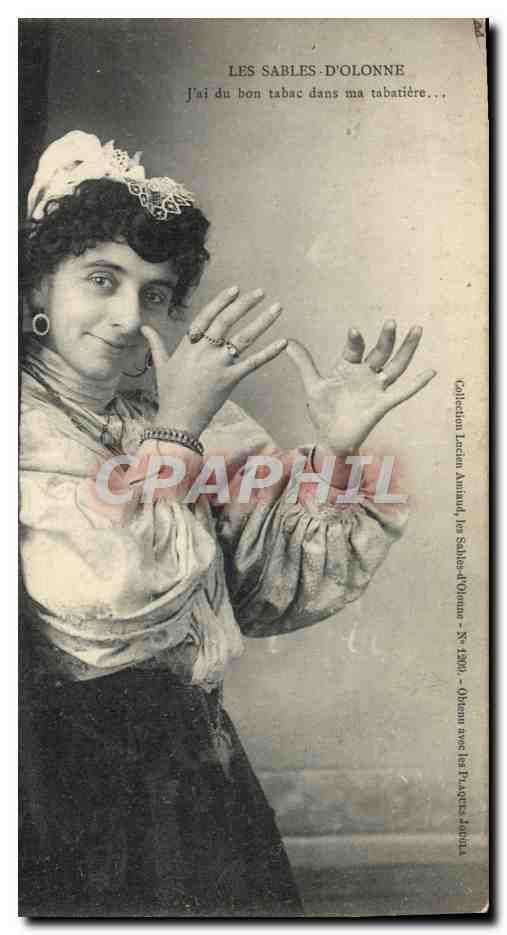 Femme souriante présentant ses mains — Les Sables-d'Olonne — Collection Jardin Anniard, N° 1200