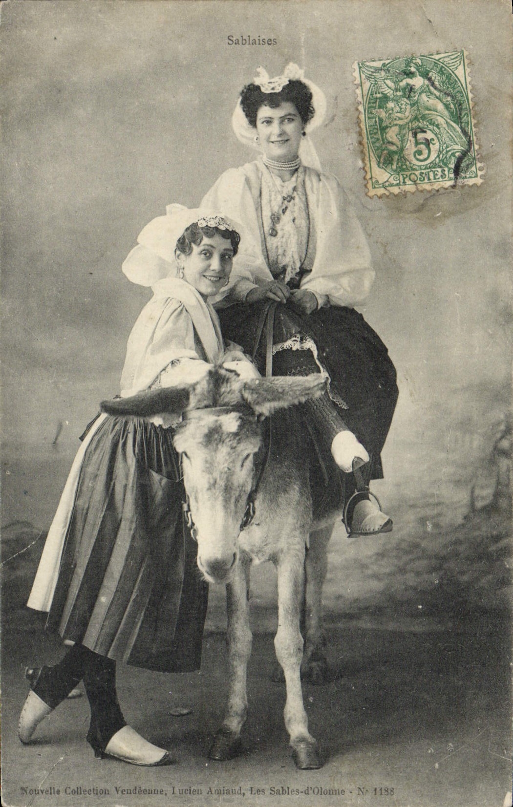 Sablaïses — Deux femmes en costume traditionnel vendéen avec un âne — Lucien Amiaud, Les Sables-d'Olonne, N° 1138 - Recto