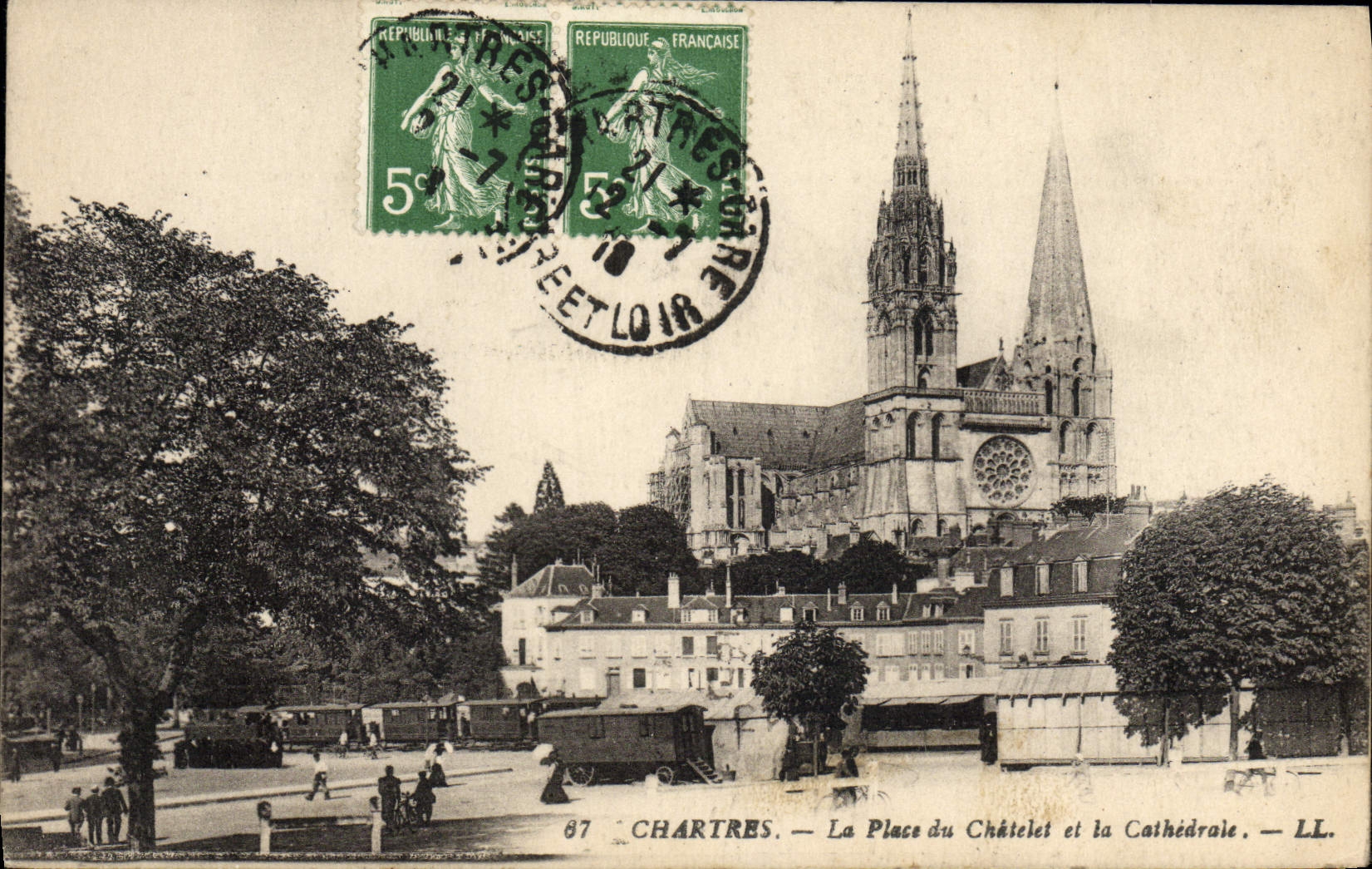 Chartres — La Place du Châtelet et la Cathédrale — LL.