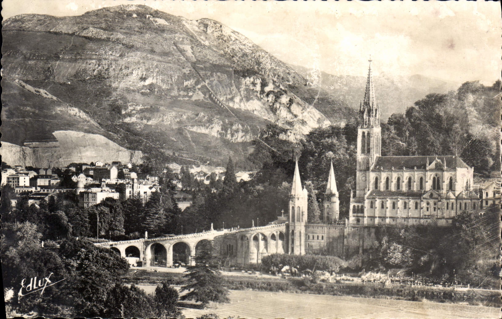 CPA Lourdes La Basilique Et Le Pic Du Jer