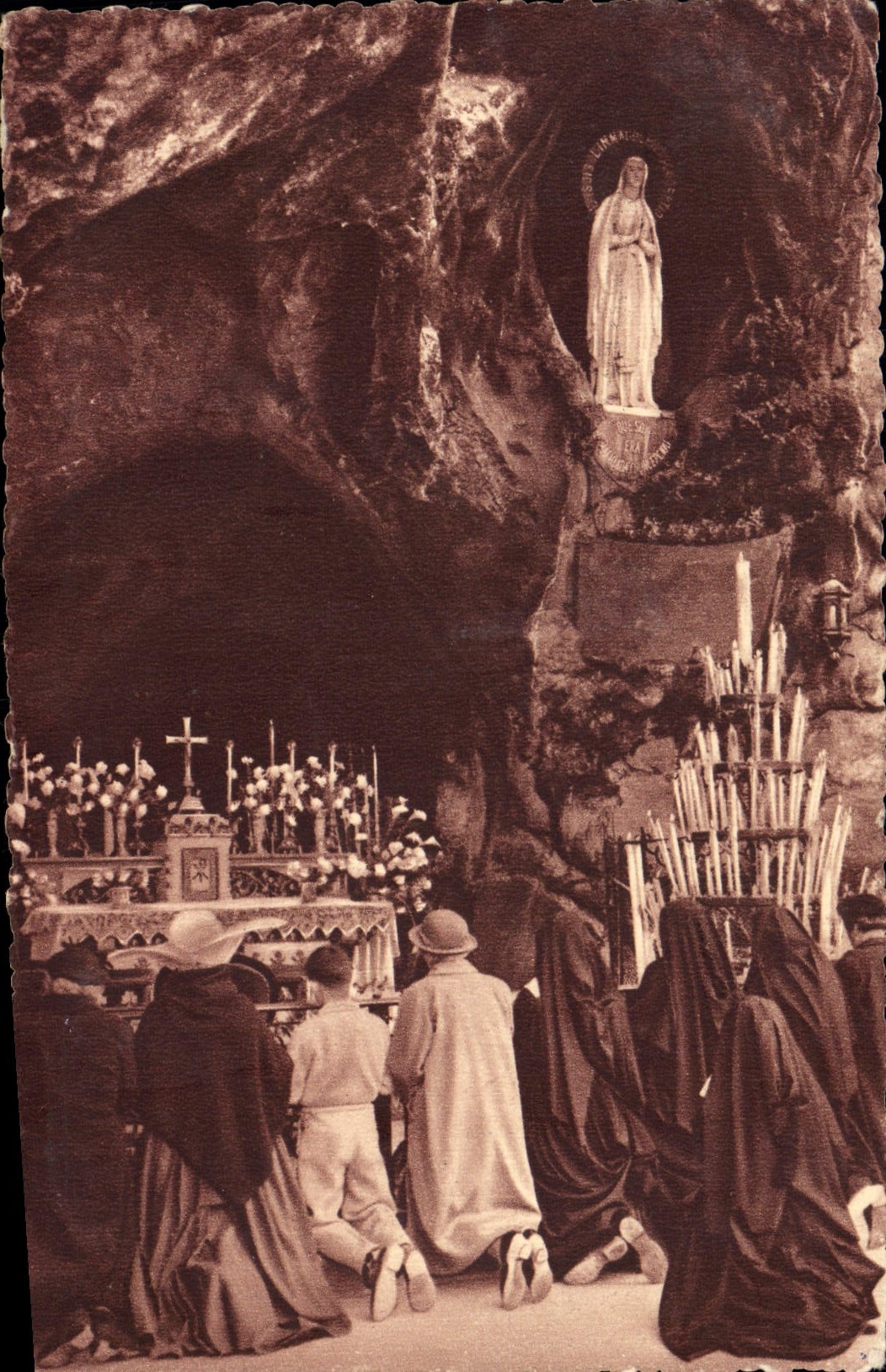 CPA Lourdes La Grotte Miraculeuse