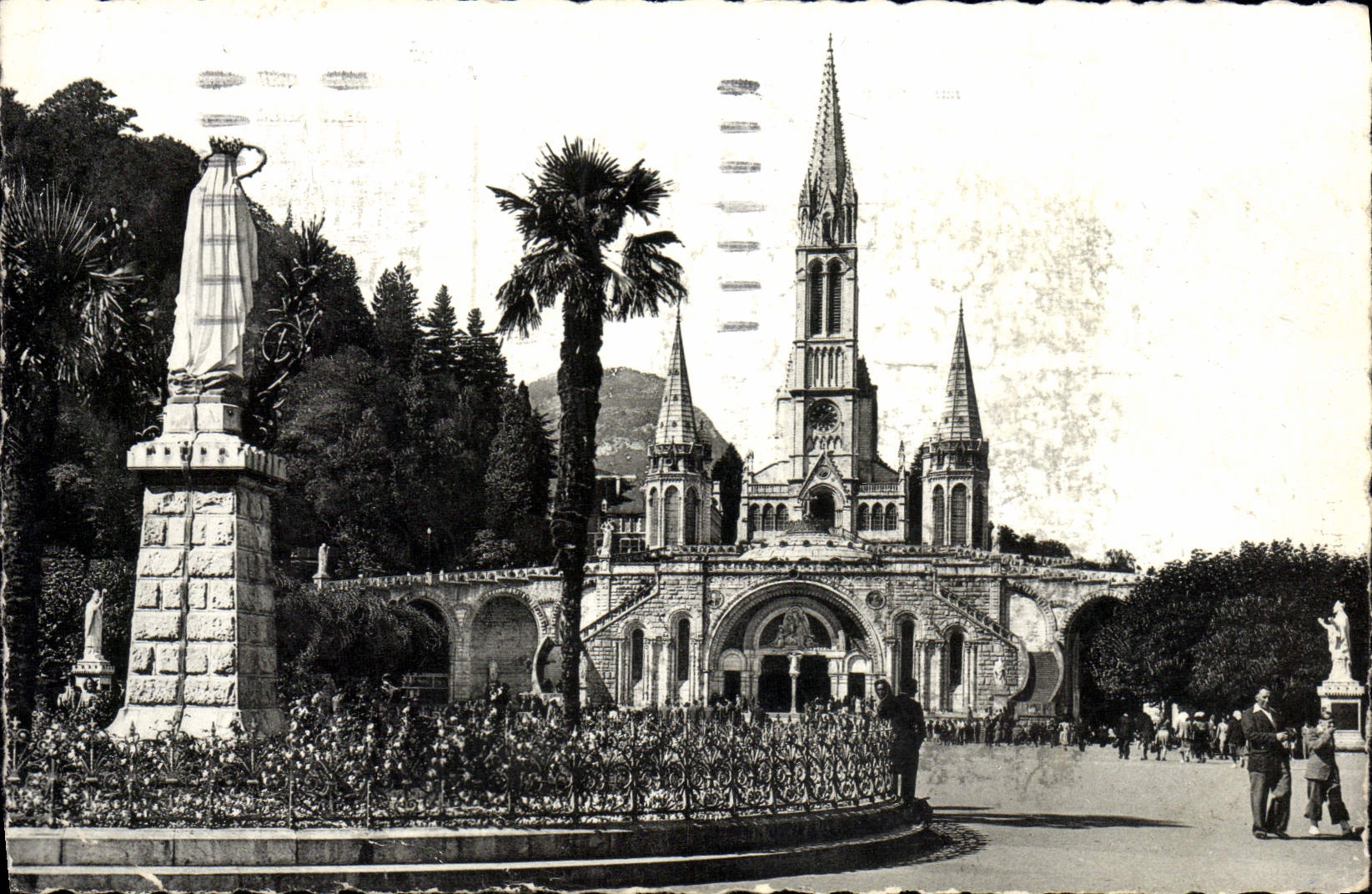 CPA Lourdes La Basilique Et La Vierge Couronnee