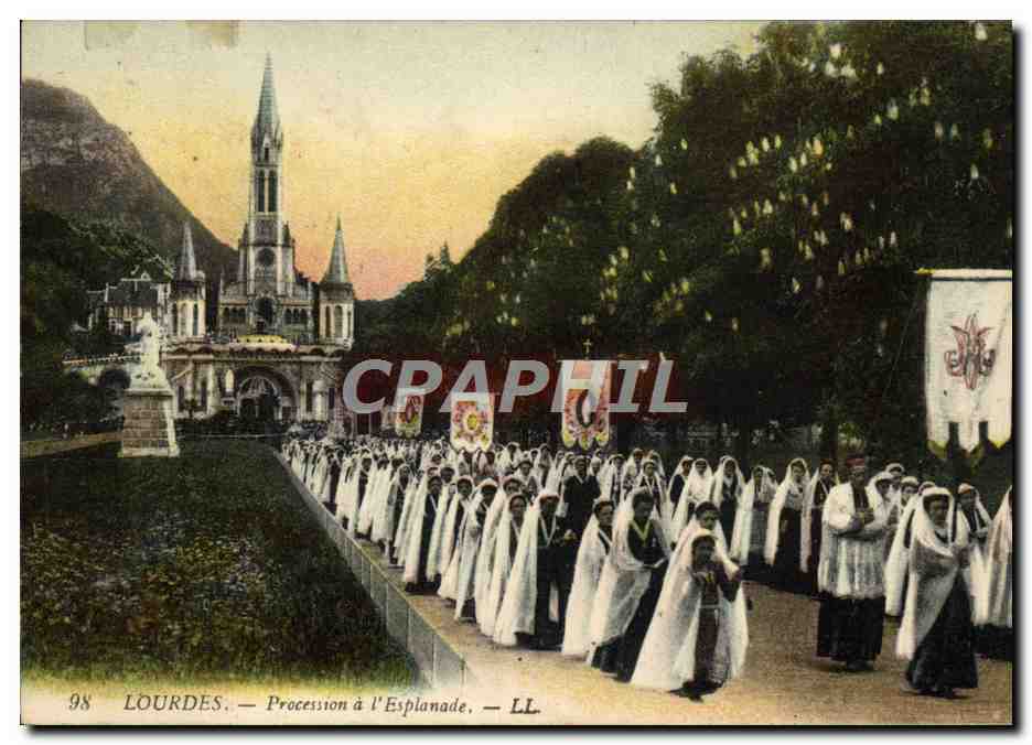 CPA Lourdes Procession A I'Esplanade