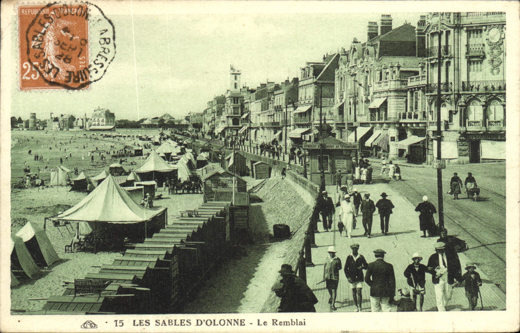 CPA Les Sables D'Olonne Le Remblai