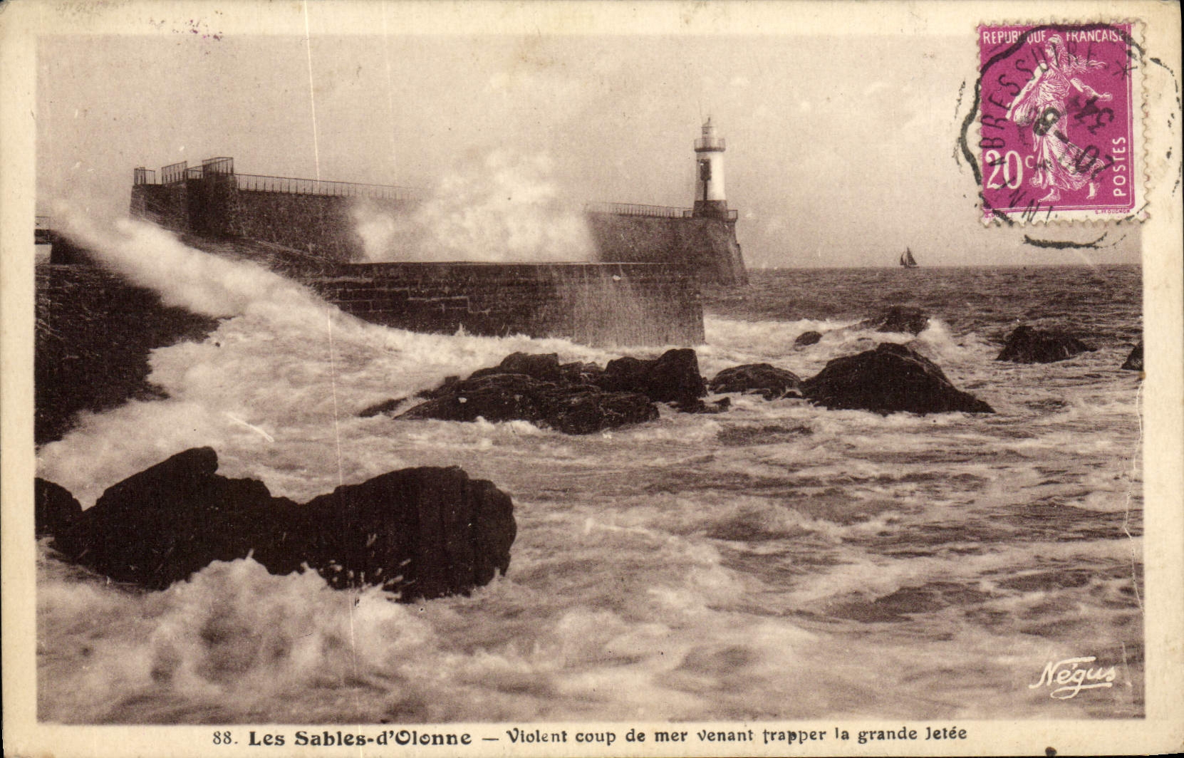 Les Sables-d'Olonne — Violent coup de mer venant frapper la grande Jetée — Négus, n°88