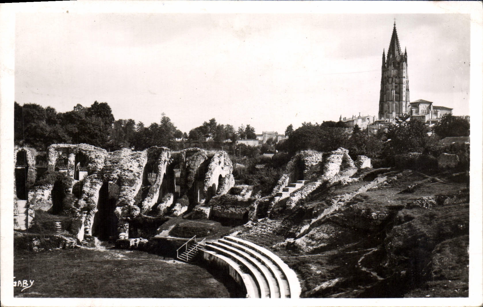 Saintes - Les arènes gallo-romaines — Gradins du podium et clocher St-Eutrope — Éditions Gaby