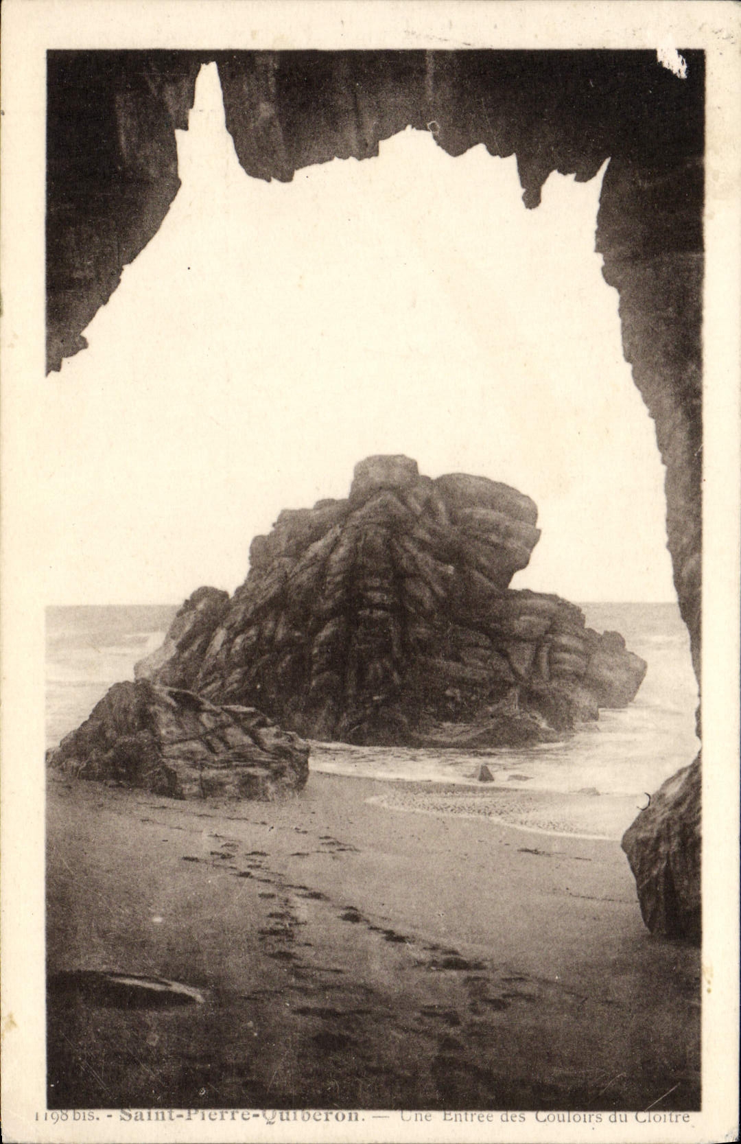 Saint-Pierre-Quiberon — Une Entrée des Couloirs du Cloître — 1198bis