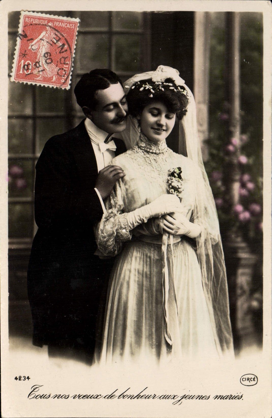 Jeunes mariés — photo de couple en tenue de mariage — CIRCE n°4234