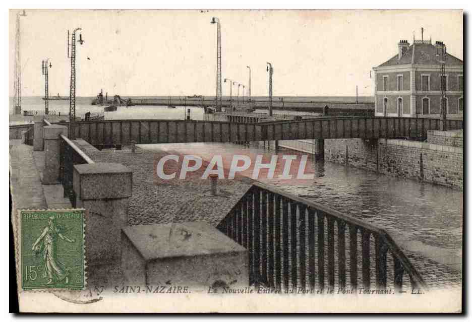 CPA Saint Nazaire La Nouvelle Entree du port et le pont tournant
